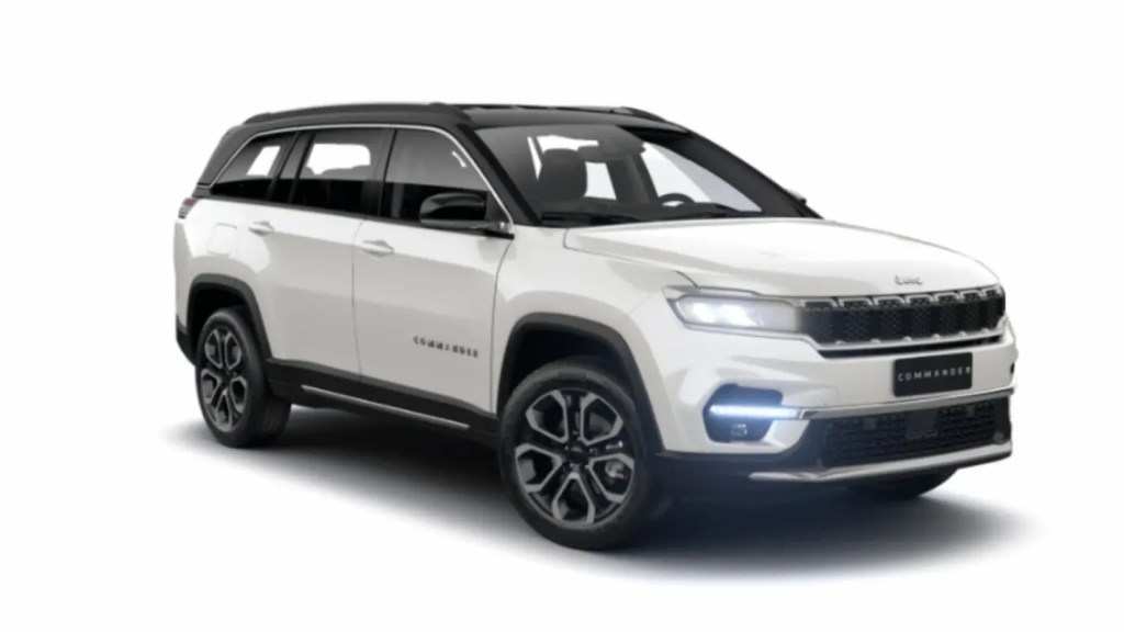 Carro SUV branco estacionado em fundo neutro.