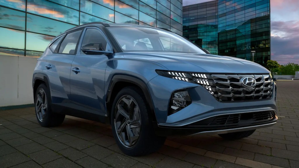 Novo Hyundai Tucson azul claro com luzes diurnas em LED integradas à grade frontal.