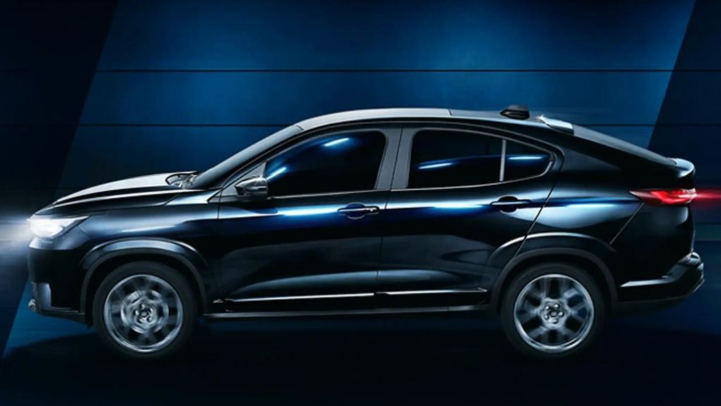 Visão lateral de um Fiat Fastback preto, um dos SUVs coupé mais recentes da linha carros da fiat, em movimento contra um fundo azul escuro.