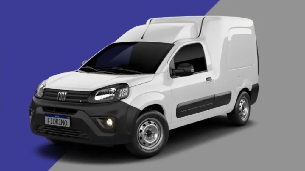 Furgão Fiat Fiorino de cor branca, um utilitário compacto e essencial na frota de carros da fiat, com a frente em plástico preto.