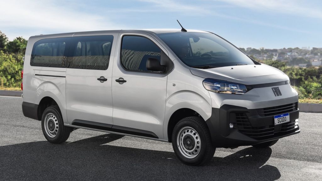Van Fiat Scudo de cor cinza-prata em paisagem aberta, um veículo de transporte de passageiros ou carga que faz parte dos utilitários modernos dos carros da fiat.