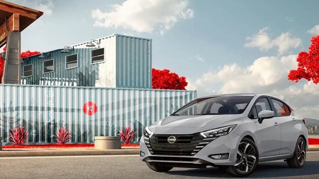 Carro branco do modelo Versa, estacionado em uma rua de fundo claro, uma das opções de carros até 100 mil