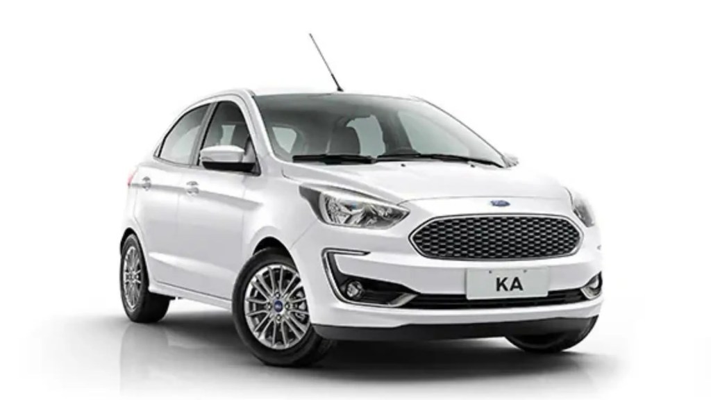 Hatch compacto branco em estúdio com fundo neutro, representando opções populares de carros até 50 mil para quem busca veículos usados econômicos, práticos e com manutenção acessível.