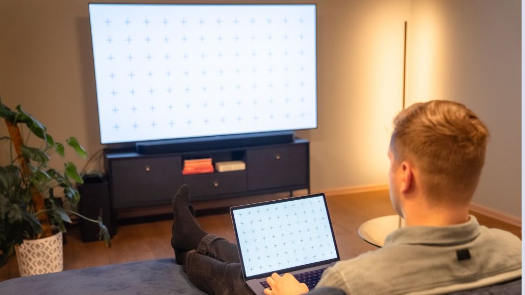 como espelhar notebook na tv e transmitir