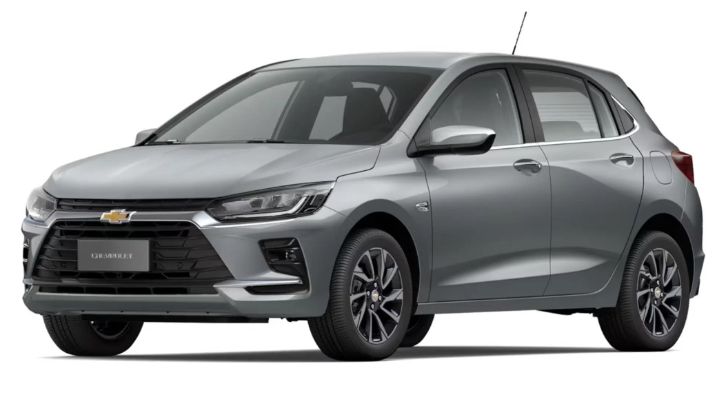 Chevrolet Onix hatch em destaque, modelo popular entre os carros usados mais baratos, conhecido pelo bom consumo de combustível e custo-benefício para quem busca um veículo acessível.