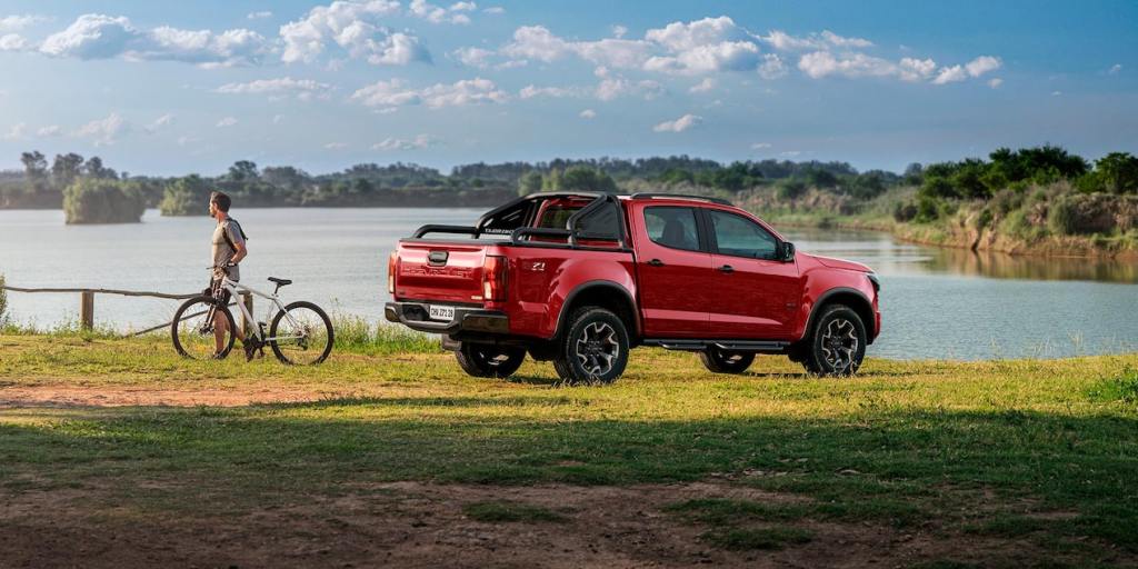 S10 2025, versão Z71 em vermelho scarlet