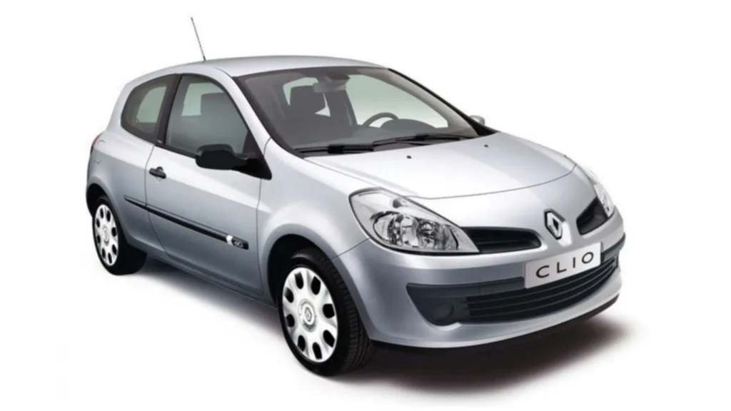 Carro prata do modelo Clio com fundo branco.