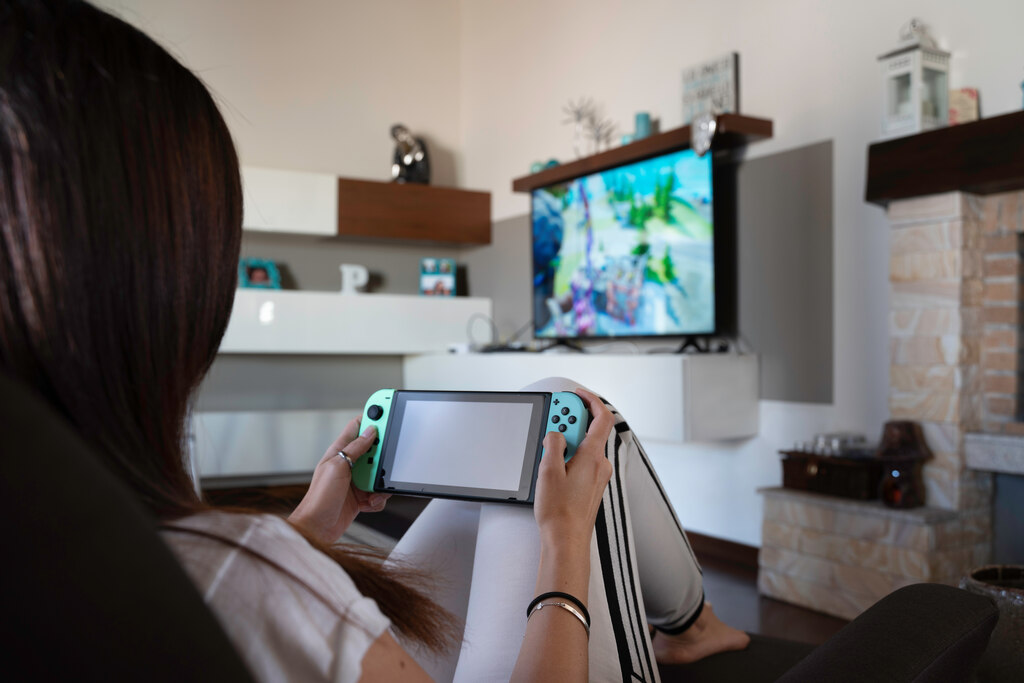 Melhores jogos de Nintendo Switch, pessoal jogando, confortável em sala de estar