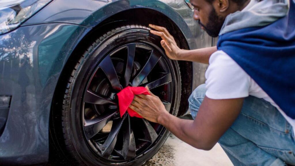 como lavar rodas e pneus do carro