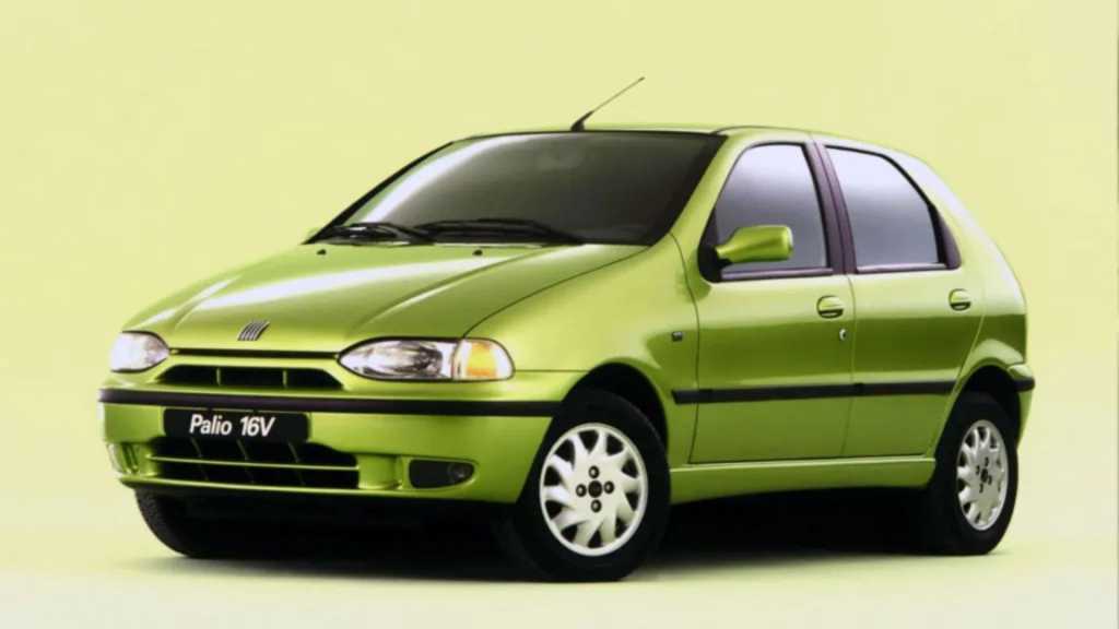 Carro verde-capim do modelo Palio com fundo amarelo.