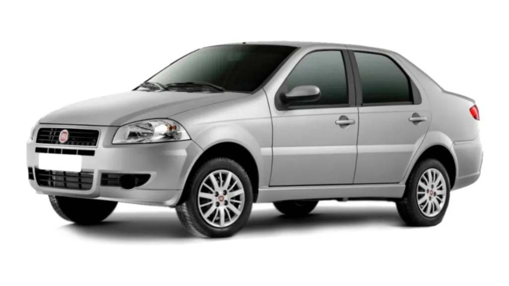 Carro prata do modelo Siena com fundo branco.