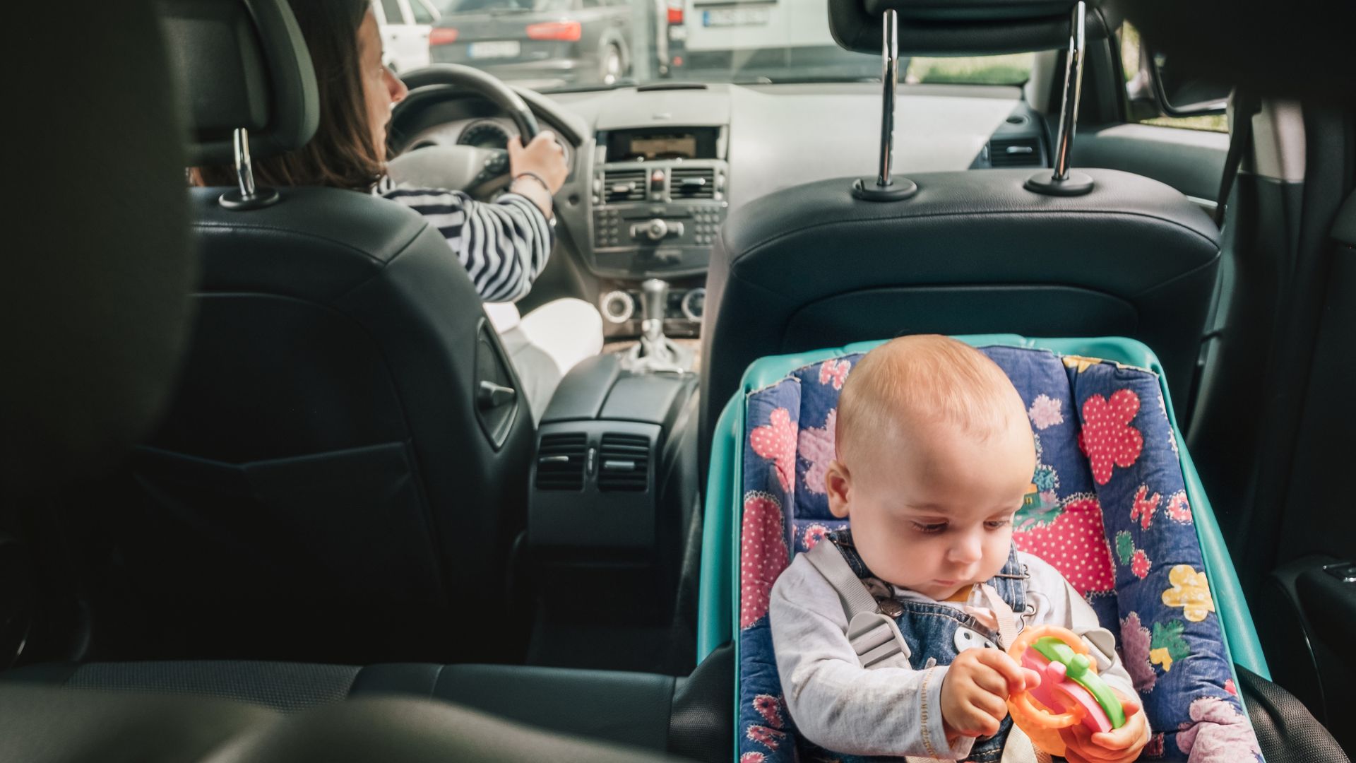 Como prender o bebê conforto no carro? Confira o guia completo