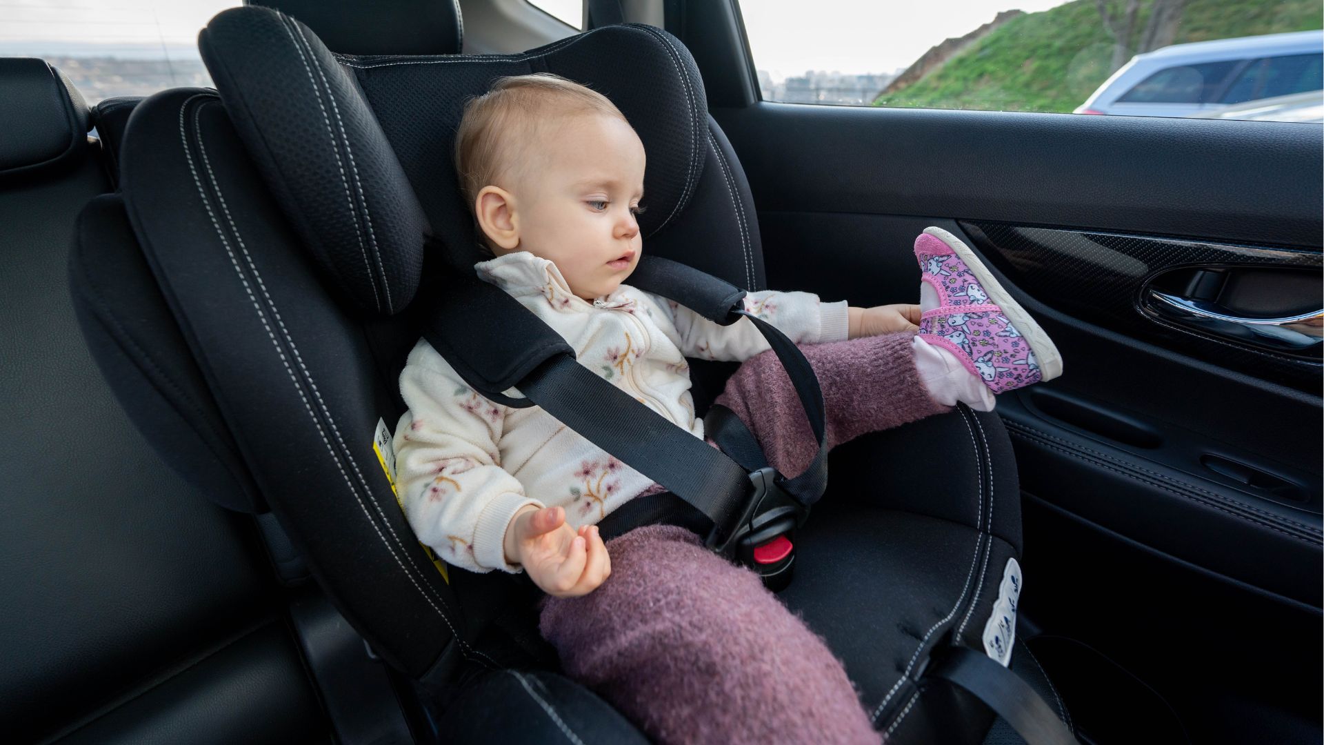 Como prender o bebê conforto no carro? Confira o guia completo