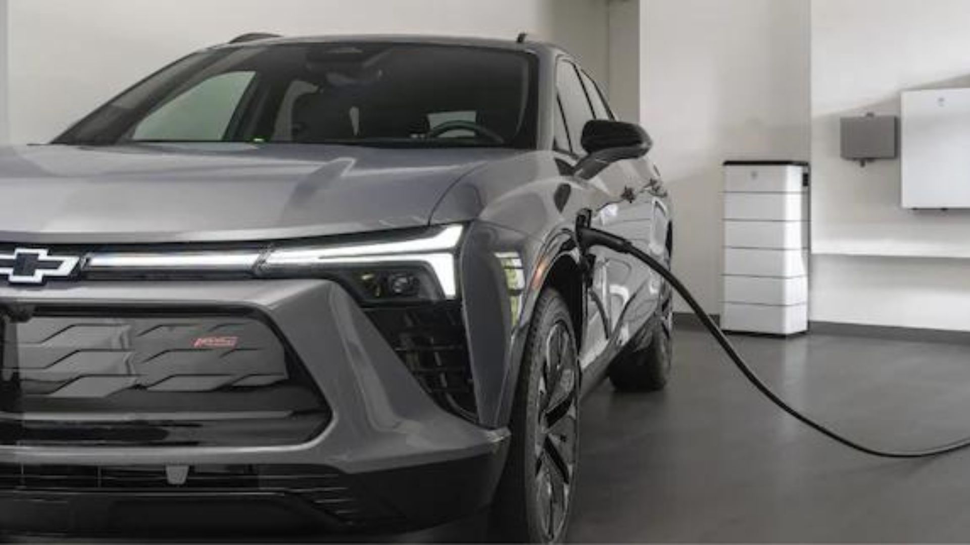 Blazer EV rs sendo carregado pela tomada