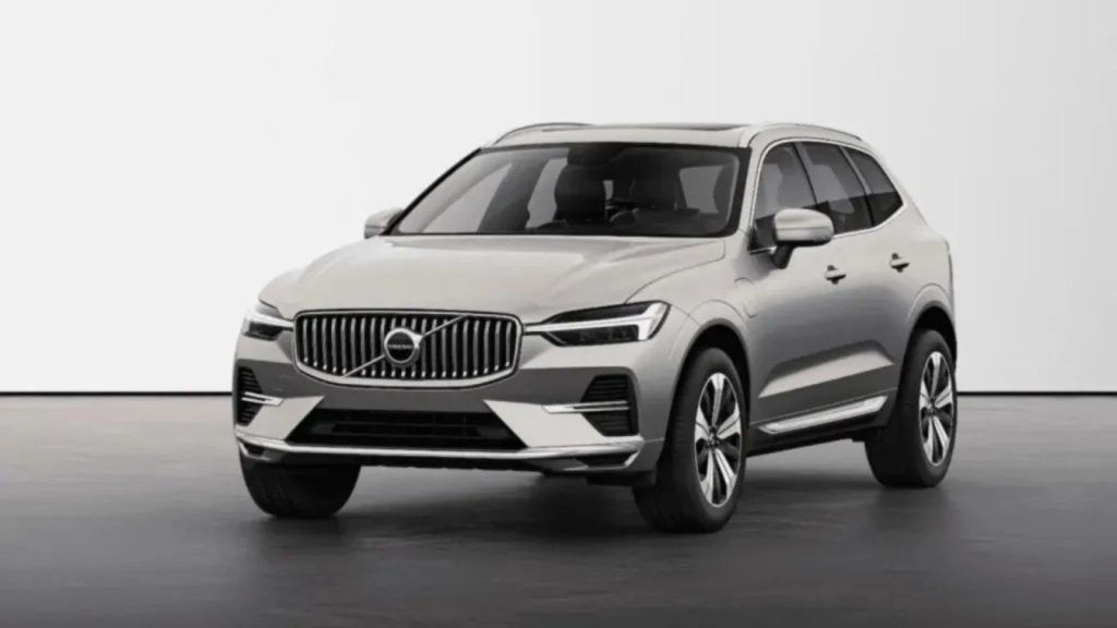 Carros híbridos: Volvo XC60 híbrido cinza, SUV de luxo, visto de frente em um estúdio com fundo branco.