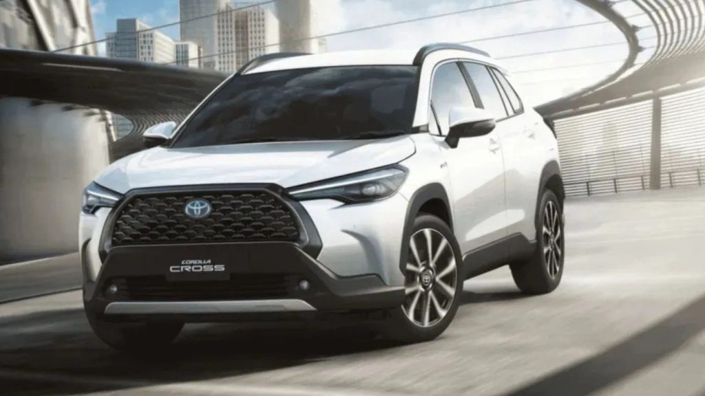 Carros híbridos: Toyota Corolla Cross branco, um SUV híbrido, em uma pose de destaque.