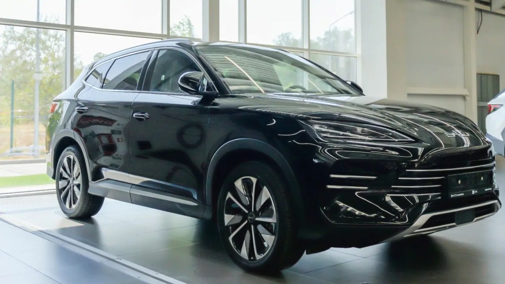 BYD Song Plus preto em exibição, um dos melhores carros híbridos mais vendidos do Brasil.