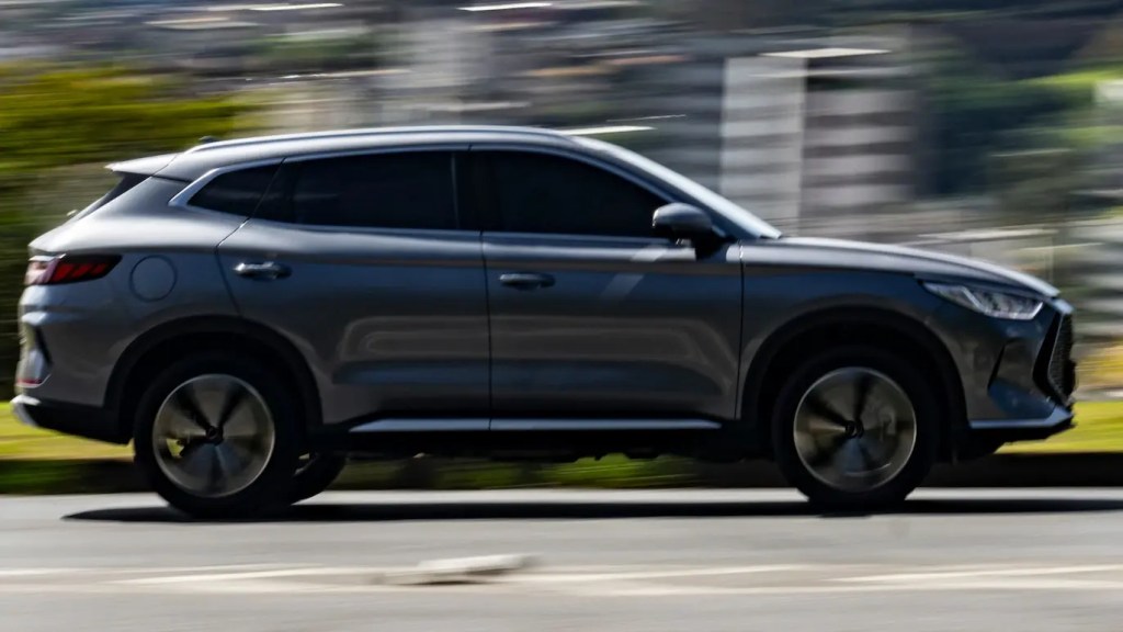 BYD Song Pro cinza em movimento lateral, representando a agilidade dos melhores carros híbridos custo-benefício.