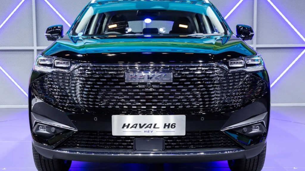 Detalhe frontal do GWM Haval H6 HEV, tecnologia avançada entre os melhores carros híbridos.