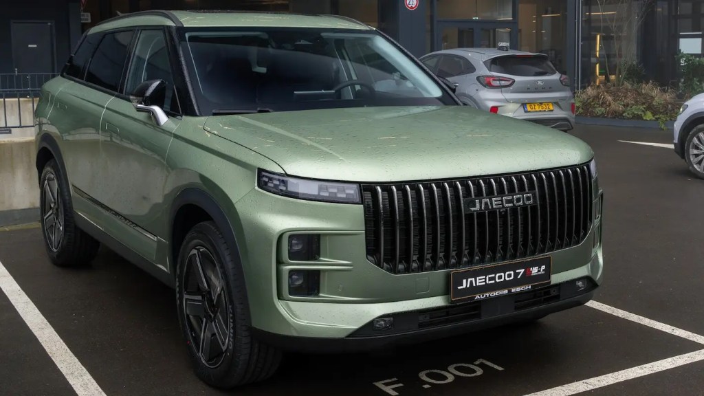 SUV Jaecoo 7 na cor verde metálico estacionado, um dos melhores carros híbridos PHEV do mercado.