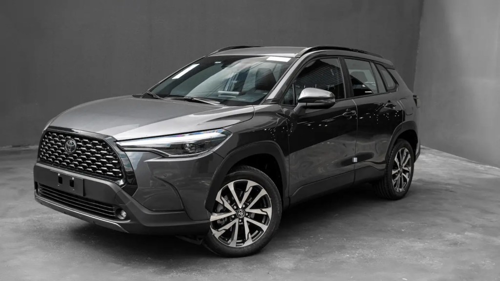 Toyota Corolla Cross Hybrid cinza escuro, opção durável na lista de melhores carros híbridos flex.