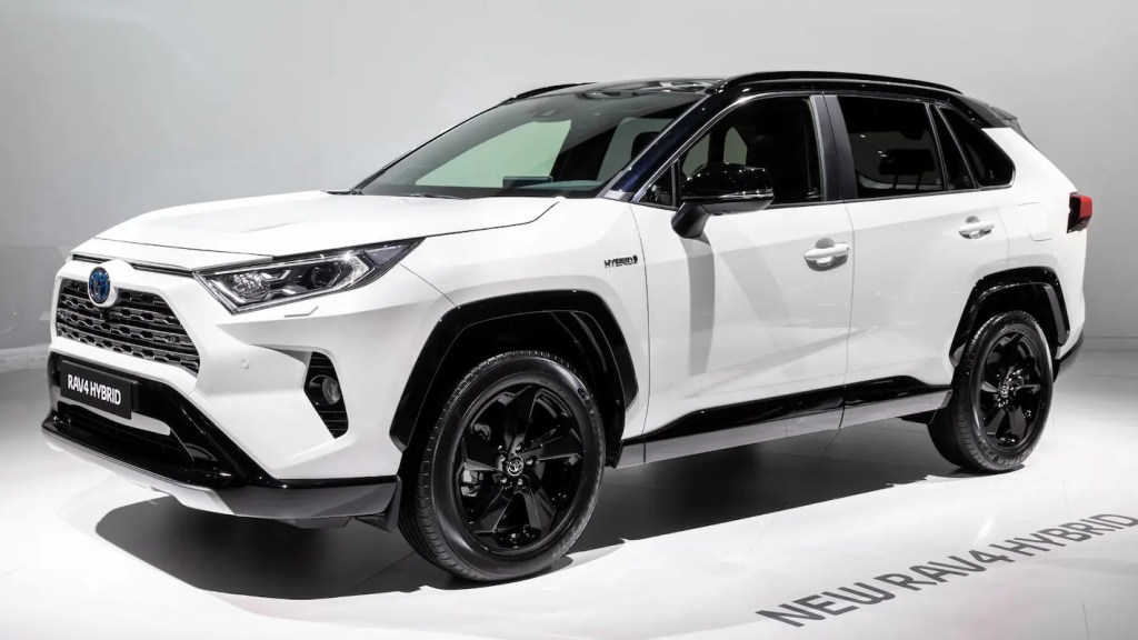Toyota RAV4 Hybrid branco com teto preto, SUV de destaque entre os melhores carros híbridos plug-in.
