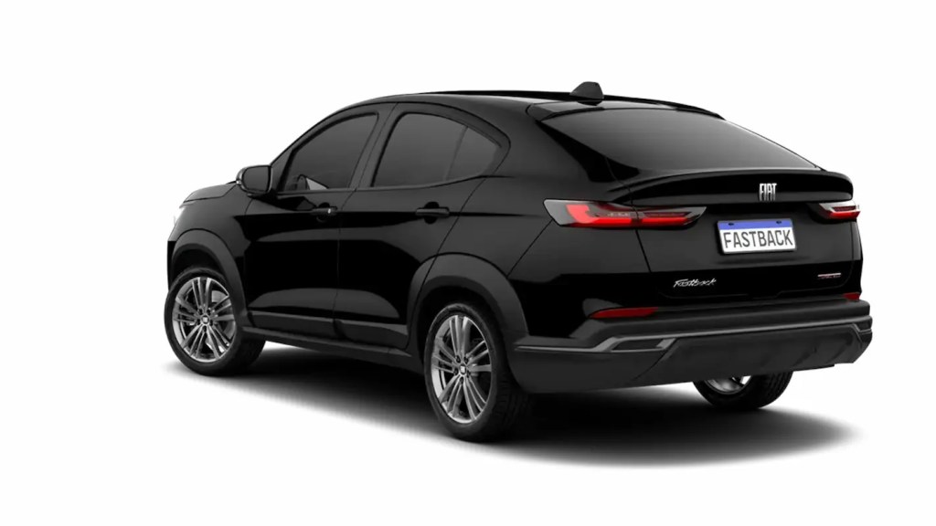 Imagem de um modelo Fiat Fastback preto, considerado um dos carros híbridos mais baratos.