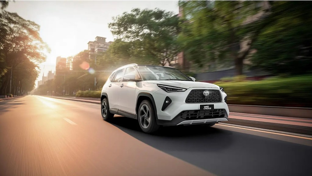 Imagem de um dos carros híbridos mais baratos, o Toyota Yaris Cross XRE branco.