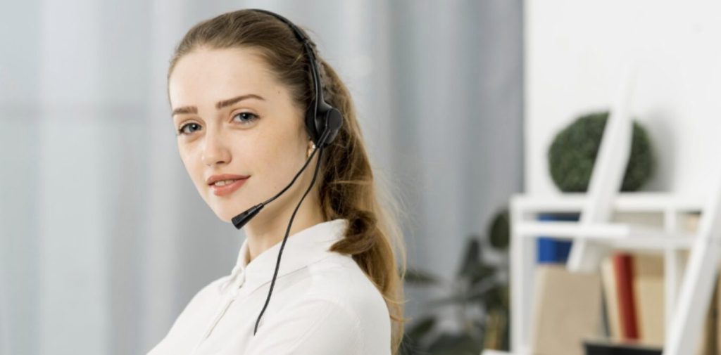 mulher com um headset olhando para frente