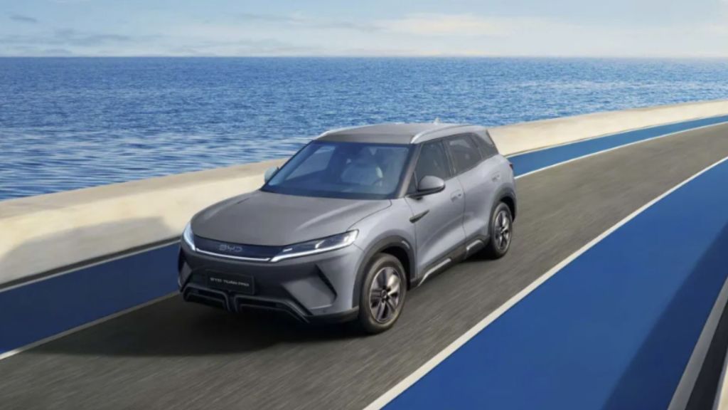 byd yuan pro cinza andando em estrada