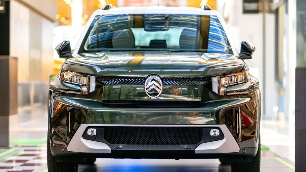 Melhor carro custo-benefício: Citroën C3 visto de frente em ambiente inter