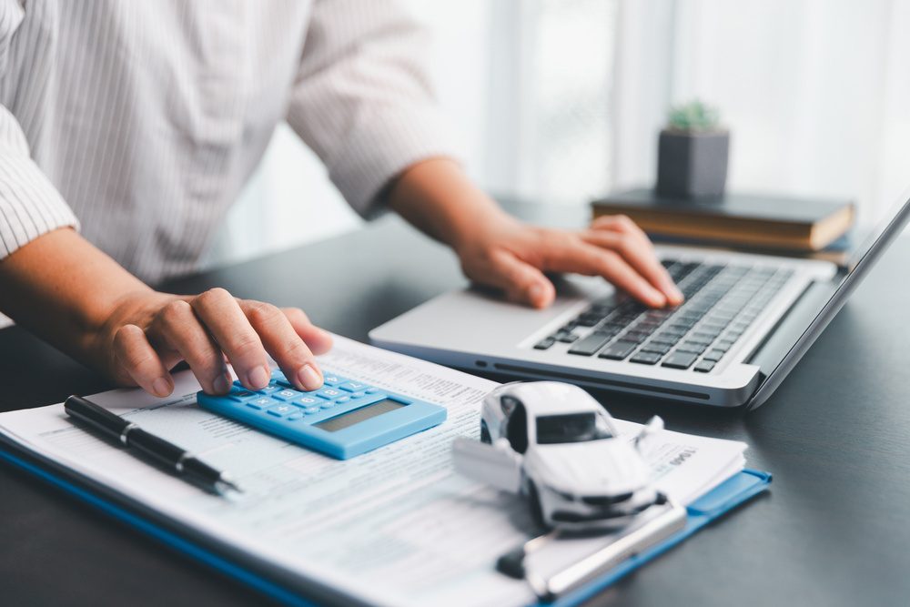 Pessoa avaliando estratégias após entender como comprar um carro sem entrada