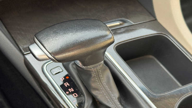 Detalhe de câmbio de carro automático até 50 mil