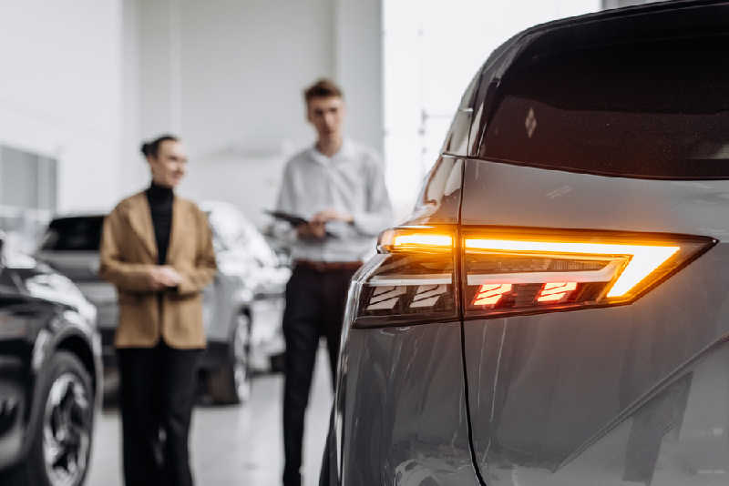 Vendedor com cliente, como transferir um veículo