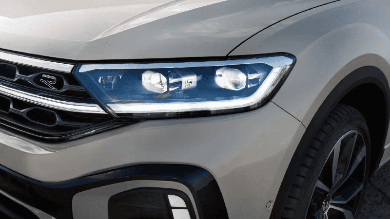 Detalhe do faról dianteiro do VW SUV T-Roc