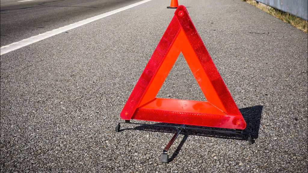 Triângulo sinalizador, como trocar pneu de carro