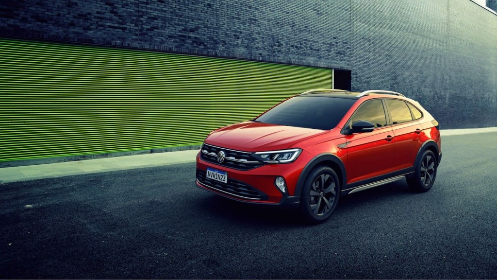 Volkswagen Nivus vermelho em movimento em túnel iluminado, mostrando o estilo e desempenho do SUV.