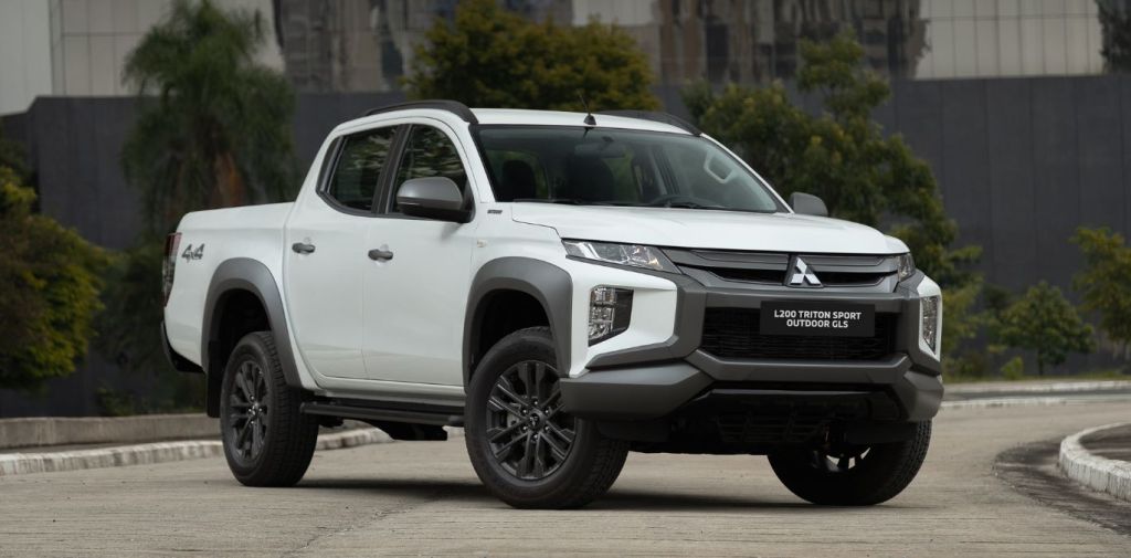 Carros Mitsubishi L200 Triton Sport Outdoor GLS, picape cabine dupla branca em ambiente externo, enfatizando o design frontal.