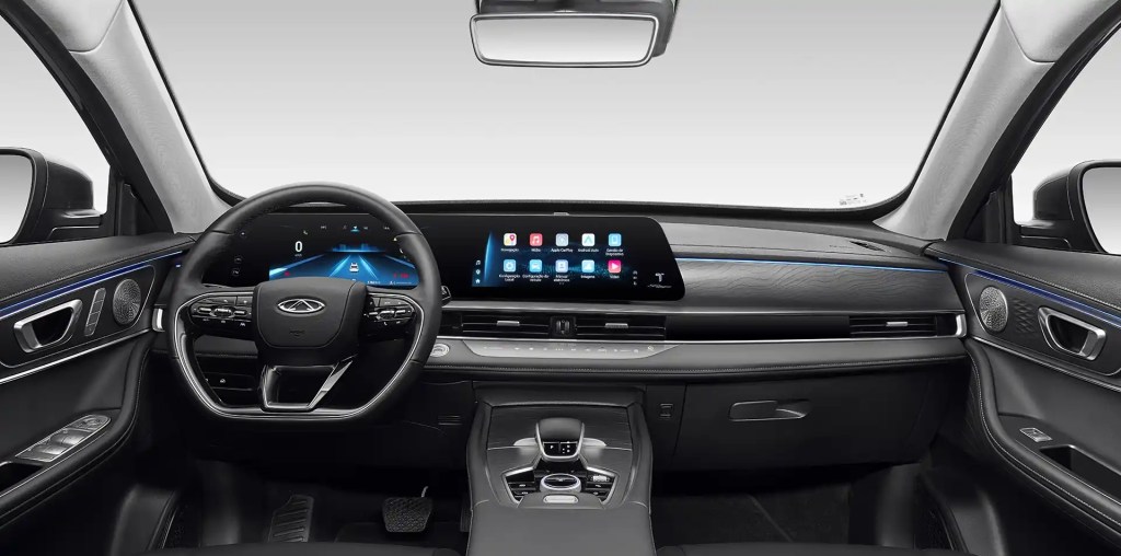 Painel interior do SUV modelo Tiggo 8 Pro da marca Caoa CHery, com volante a esquerda, tela multimidia e cambio automatico ao centro