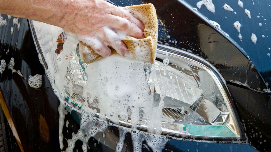 limpando lanterna de carro