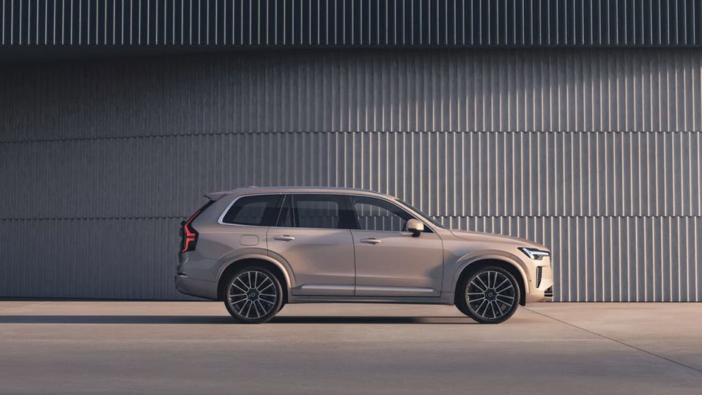 Volvo XC90 SUV premium em perfil lateral destacando design robusto e proporções alongadas