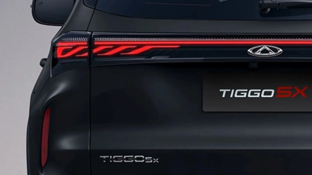 Traseira do Tigoo 5x mostrando sua logo e os piscas.