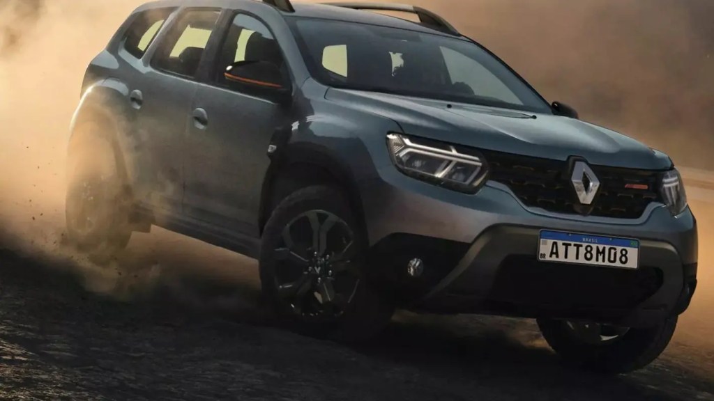 SUV moderno acelerando em estrada de terra levanta poeira e demonstra desempenho e robustez, representando os melhores SUVs para aventura, conforto, tecnologia e versatilidade.