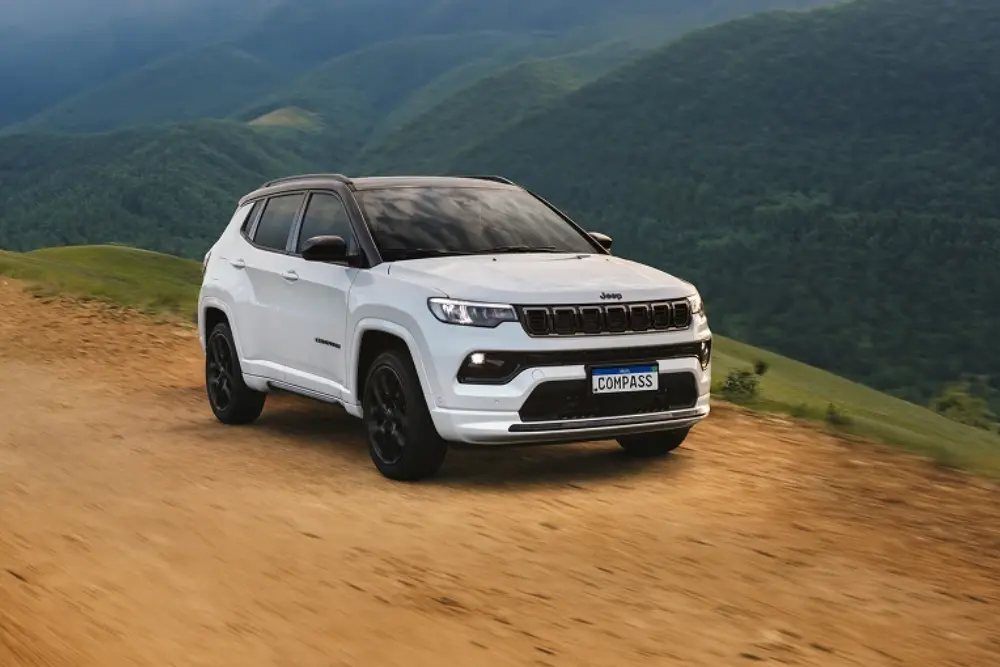 Imagem do novo jeep compass 2026 em close parcial com destaque na parte frontal e roda, evidenciando design moderno, robustez, acabamento e presença marcante do SUV.
