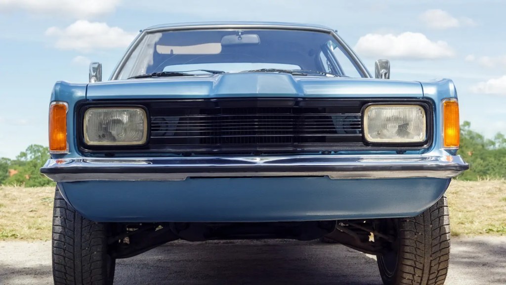 Carro antigo azul visto de frente em área externa, com design clássico e bom estado de conservação, típico modelo elegível para placa preta carro no Brasil.