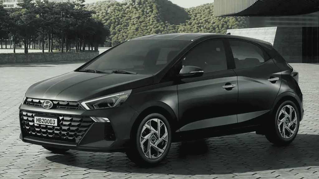 Carro do modelo Hyundai HB20 preto em ambiente urbano.