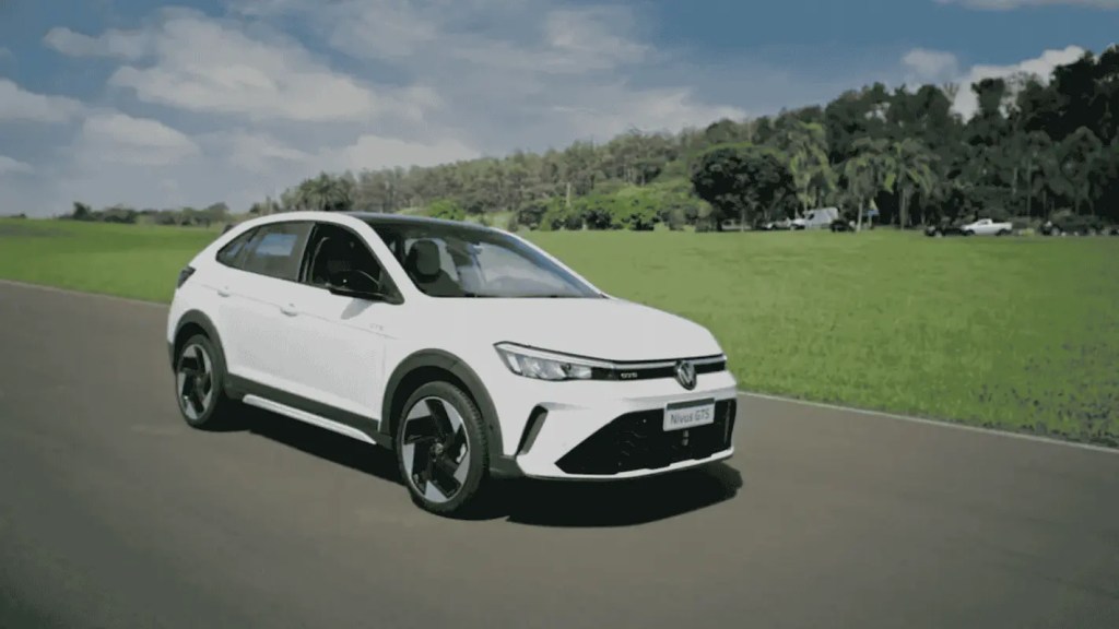 Carro do modelo Volkswagen Nivus brancoentre os melhores carros até 120 mil em SP.