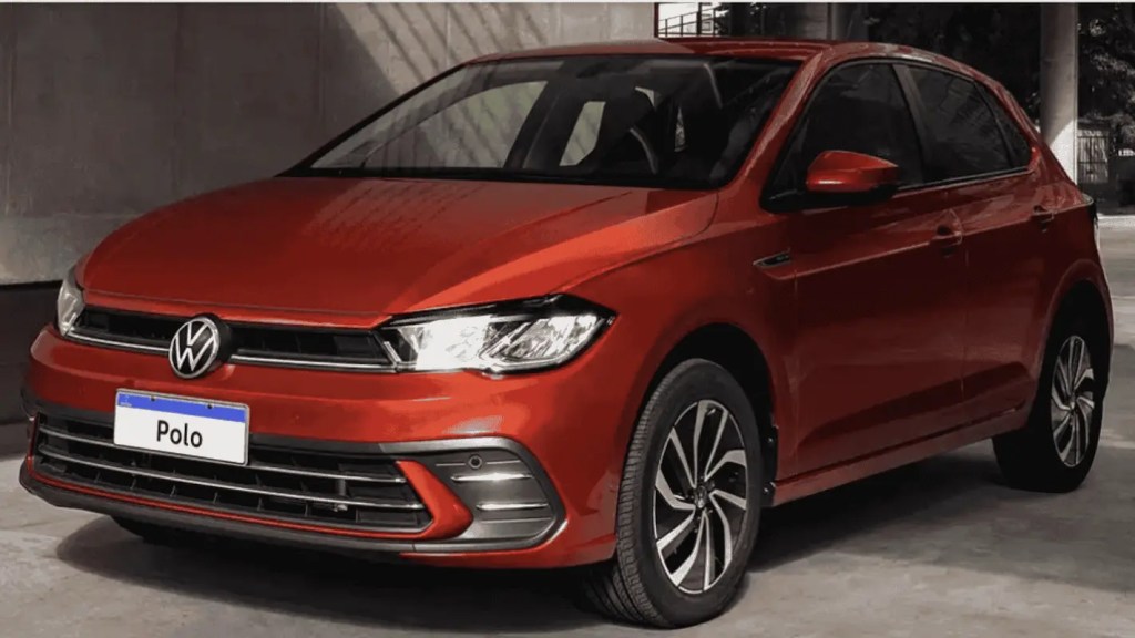 Volkswagen Polo vermelho estacionado como opção de hatch até 120 mil em SP.