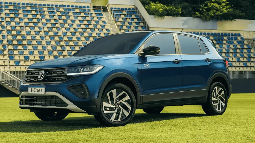 Carro do modelo Volkswagen T-Cross azul em gramado.