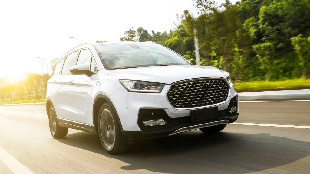 SUV branco em estrada ensolarada exemplificando a importância da análise visual para como saber se estou comprando um bom carro seminovo.